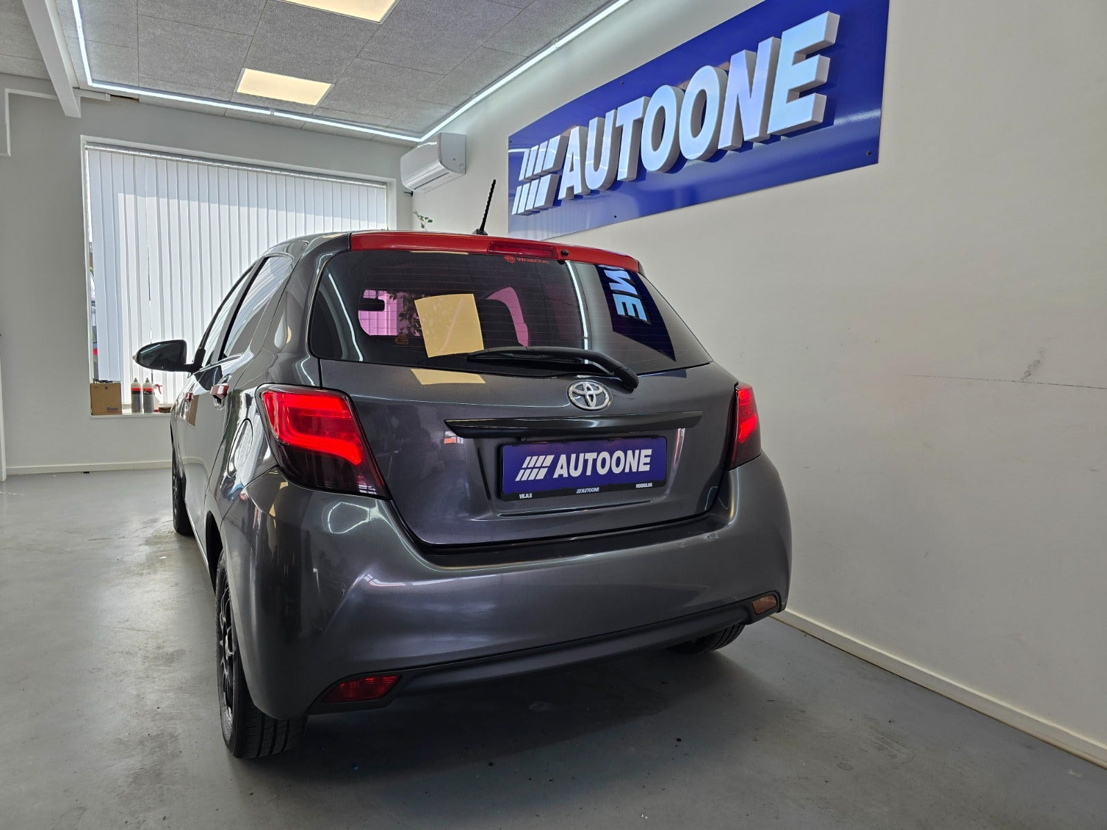 Grå Toyota Yaris fra 2016