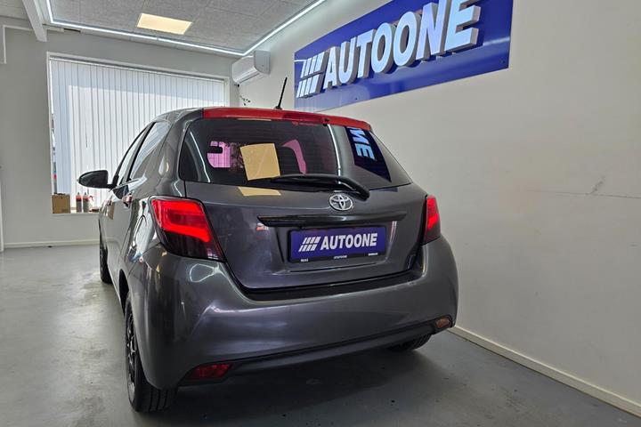Grå Toyota Yaris fra 2016