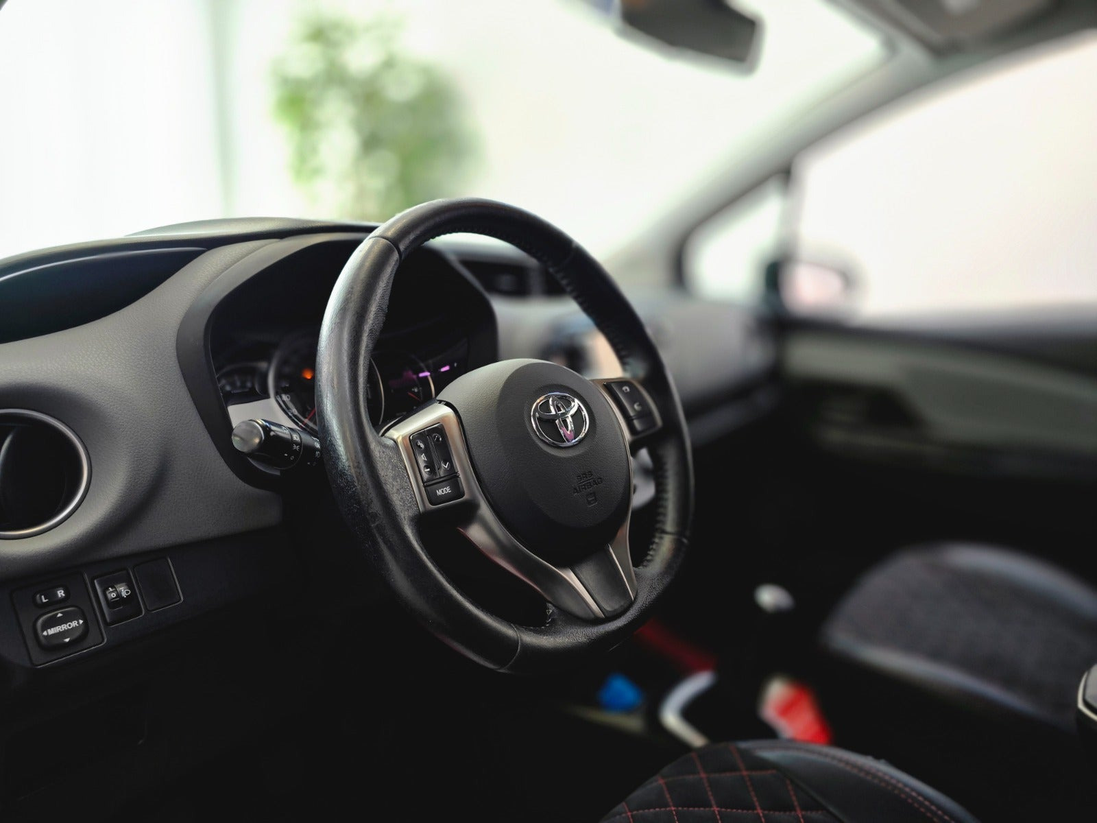 Grå Toyota Yaris fra 2016