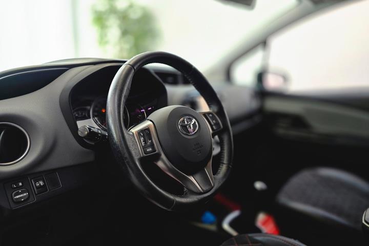 Grå Toyota Yaris fra 2016