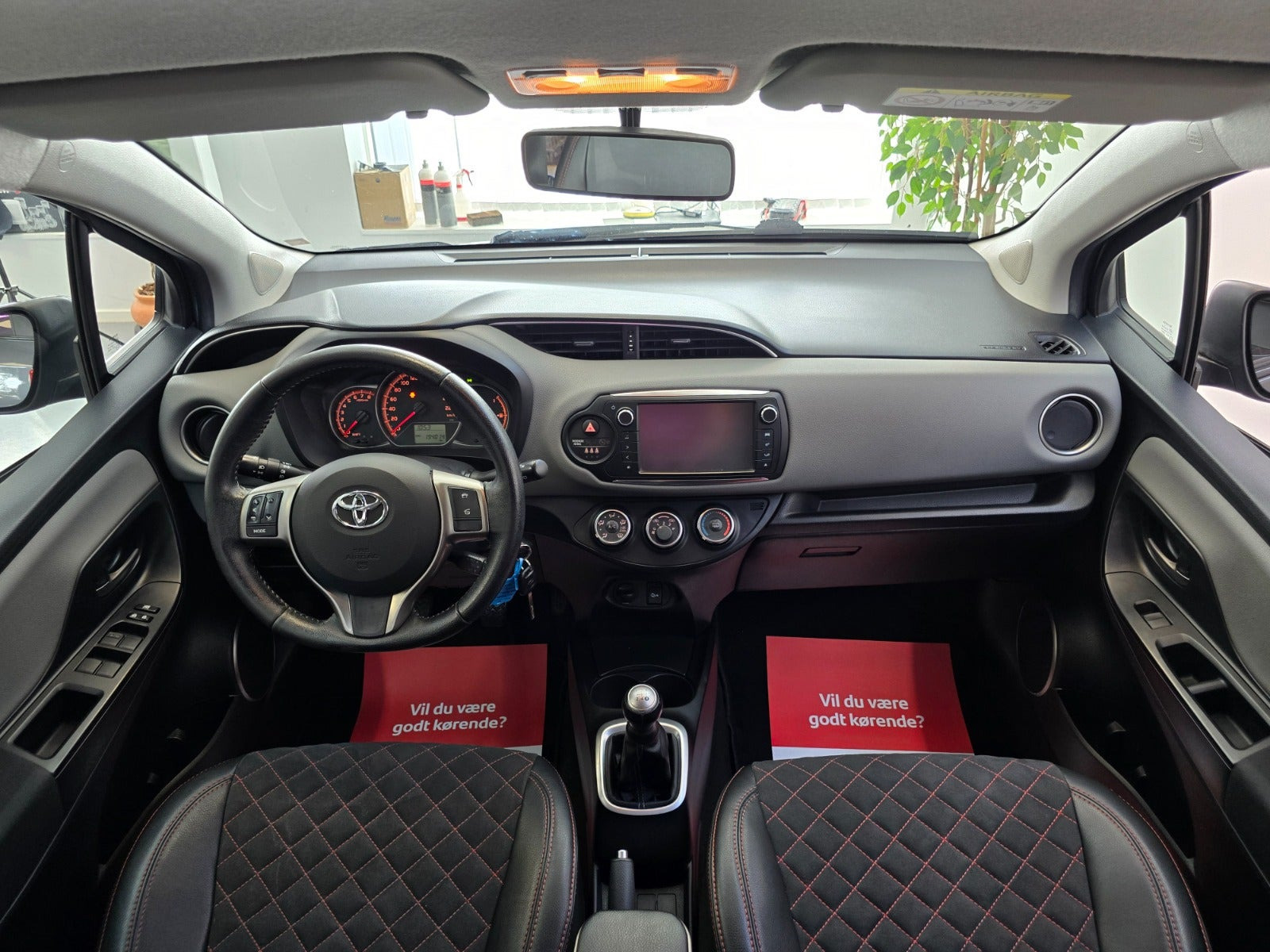 Grå Toyota Yaris fra 2016