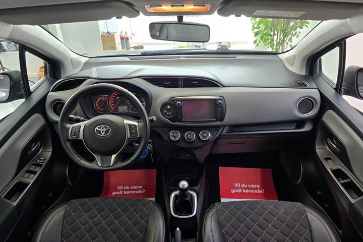 Grå Toyota Yaris fra 2016