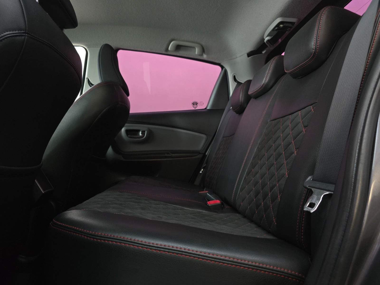 Grå Toyota Yaris fra 2016