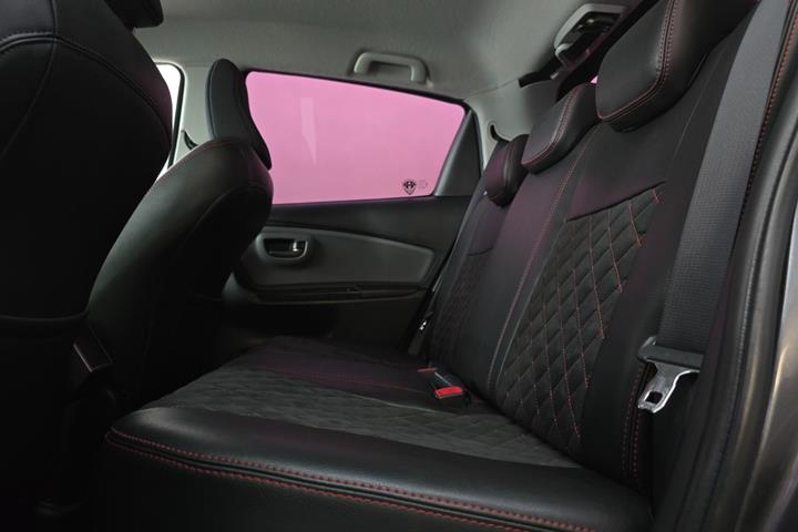 Grå Toyota Yaris fra 2016
