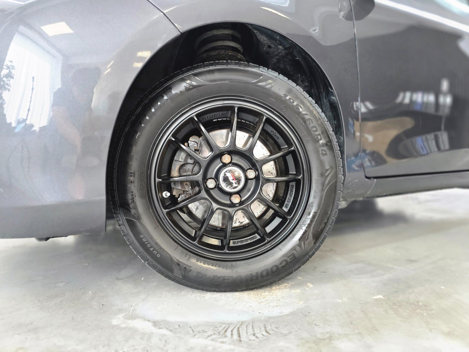 Grå Toyota Yaris fra 2016