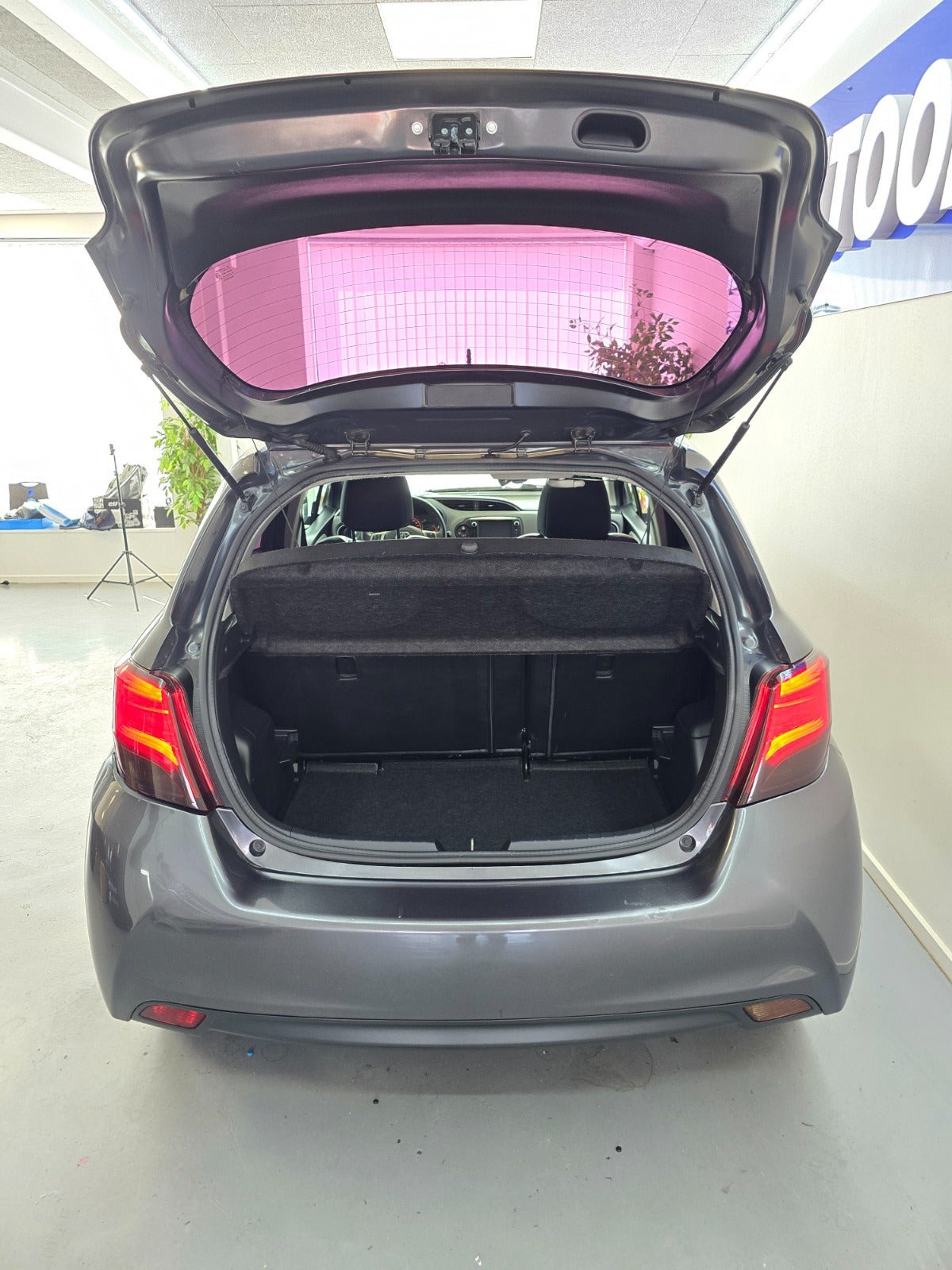 Grå Toyota Yaris fra 2016