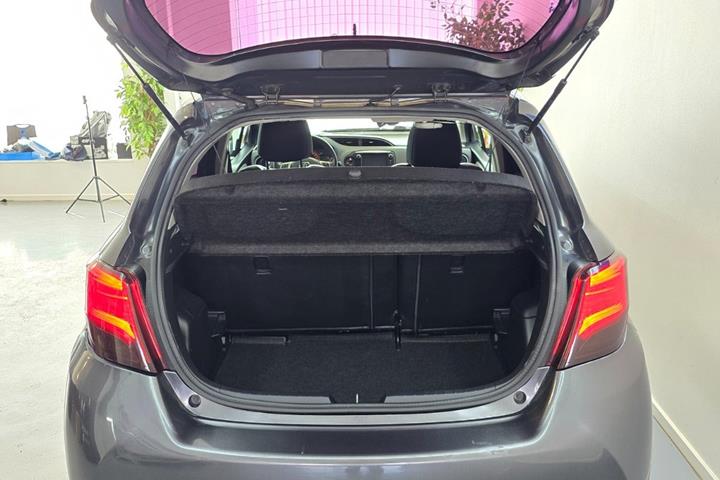 Grå Toyota Yaris fra 2016