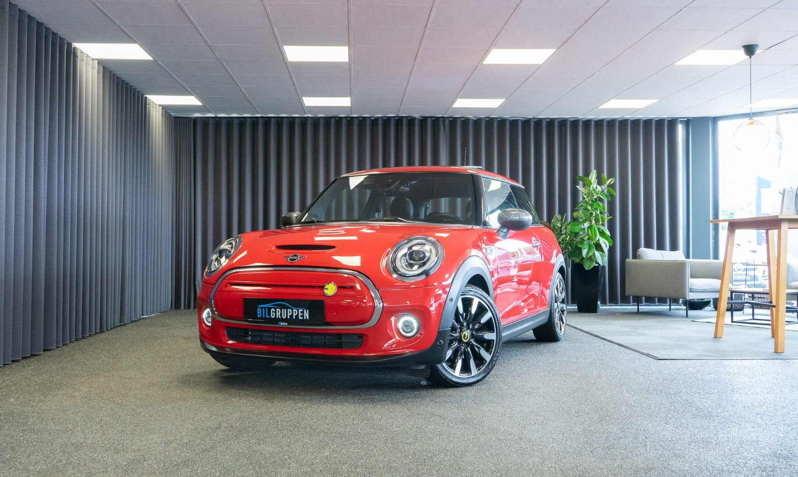 Rød Mini Cooper SE fra 2021