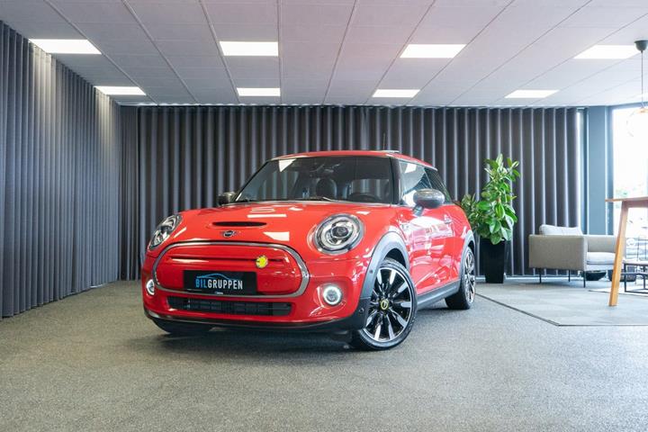 Rød Mini Cooper SE fra 2021