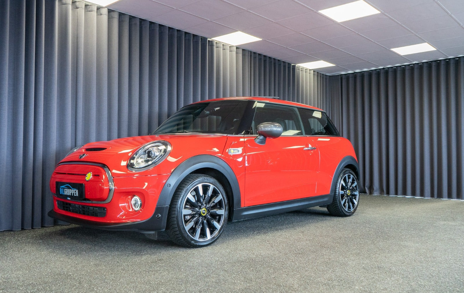 Rød Mini Cooper SE fra 2021