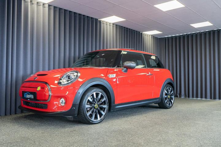 Rød Mini Cooper SE fra 2021