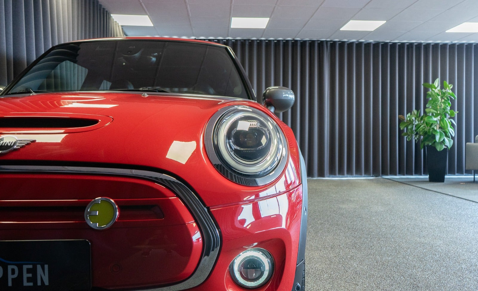 Rød Mini Cooper SE fra 2021