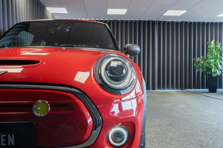 Rød Mini Cooper SE fra 2021