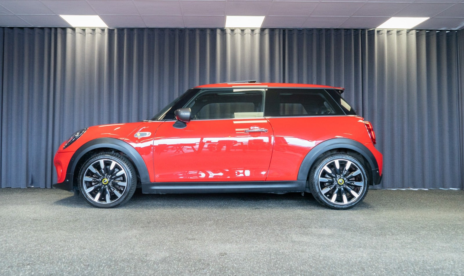 Rød Mini Cooper SE fra 2021