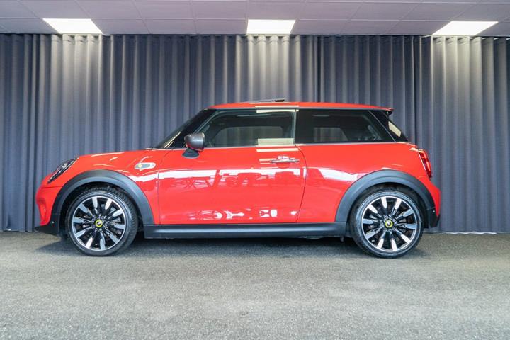 Rød Mini Cooper SE fra 2021