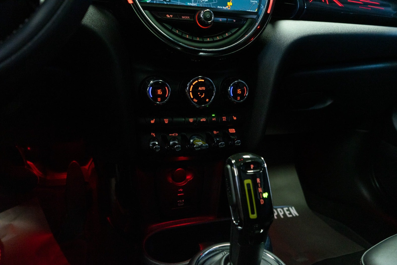 Rød Mini Cooper SE fra 2021