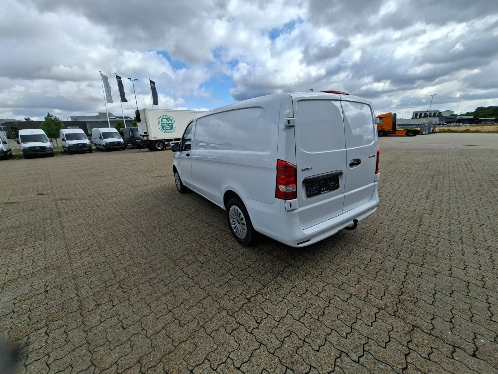 Hvid Mercedes Vito 114 fra 2024