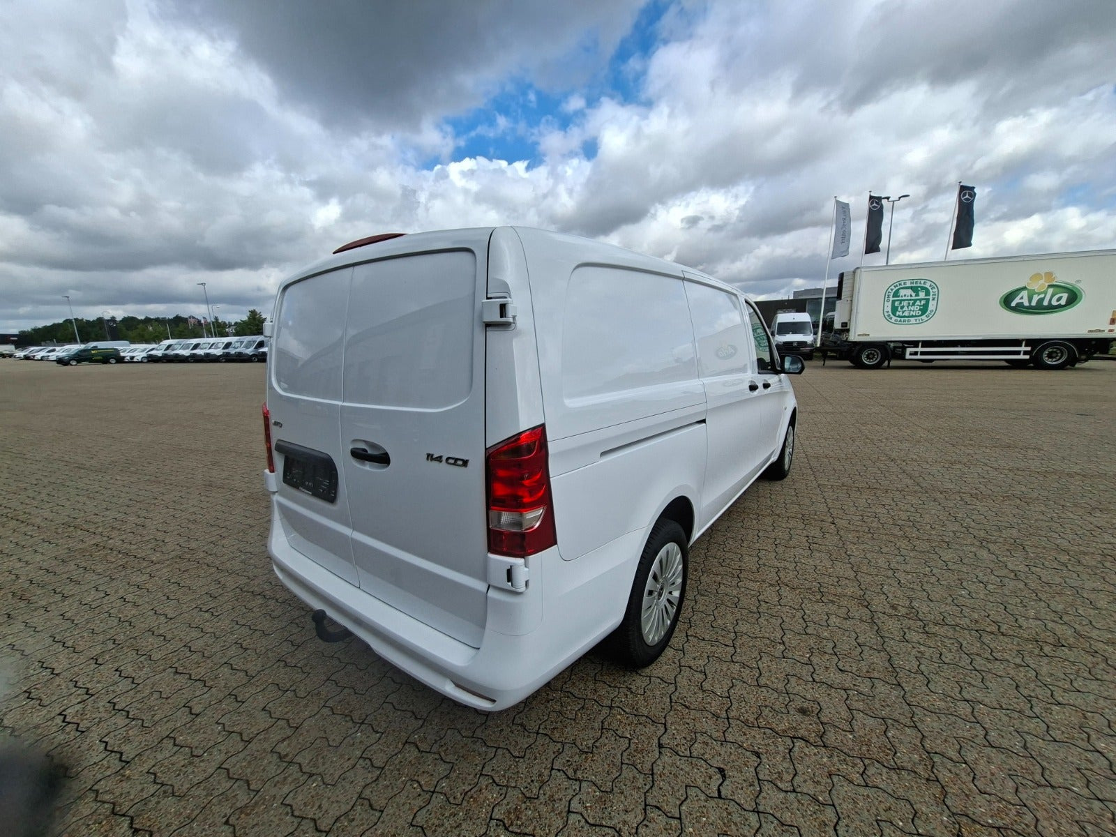 Hvid Mercedes Vito 114 fra 2024