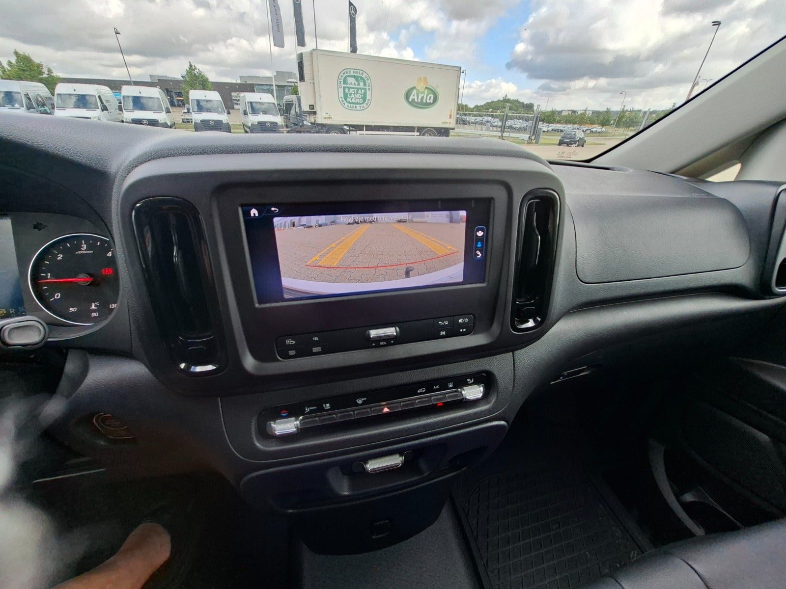 Hvid Mercedes Vito 114 fra 2024