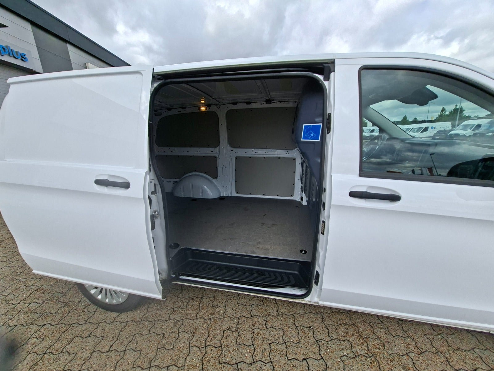 Hvid Mercedes Vito 114 fra 2024