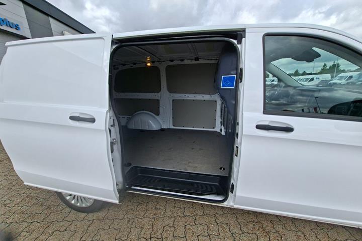 Hvid Mercedes Vito 114 fra 2024