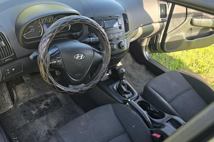 Grå Hyundai i30 fra 2009