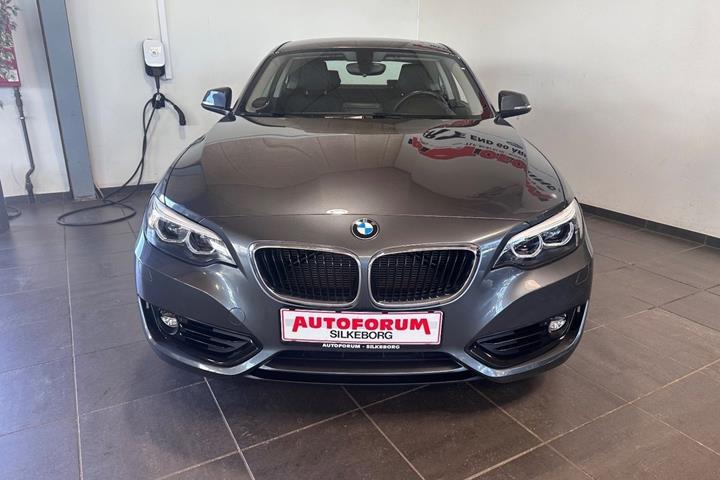 Grå BMW 218i fra 2020