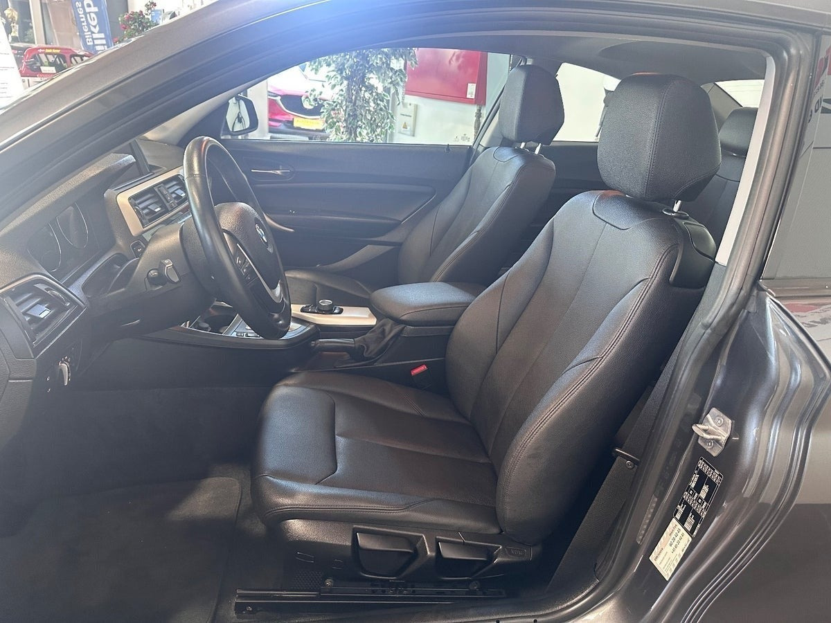 Grå BMW 218i fra 2020