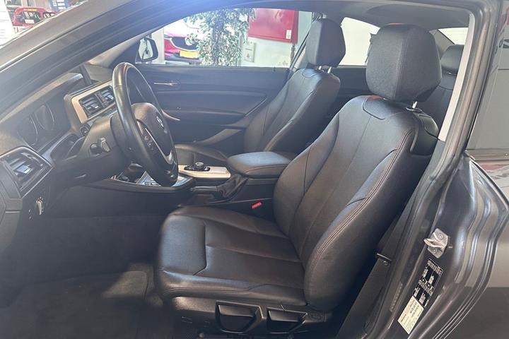 Grå BMW 218i fra 2020