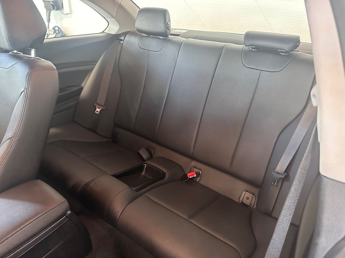 Grå BMW 218i fra 2020