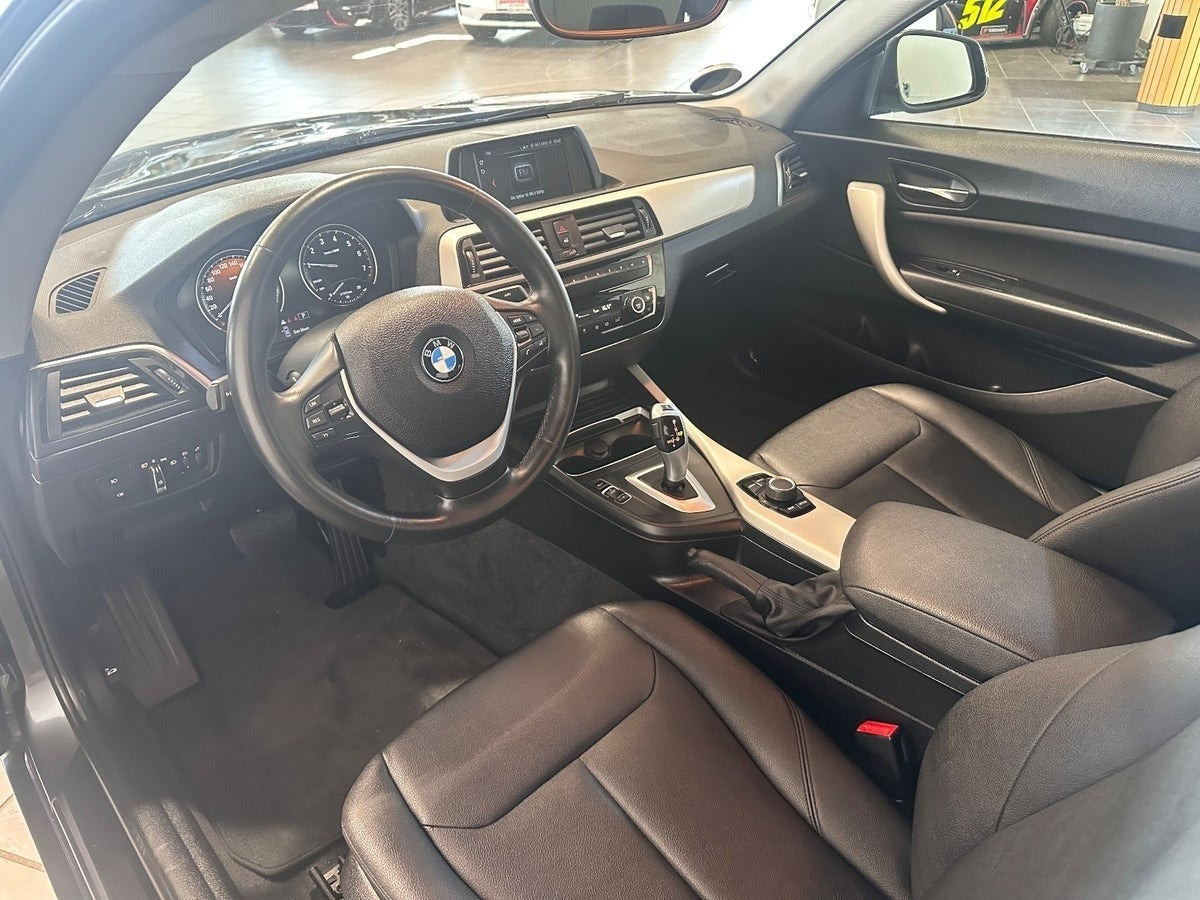 Grå BMW 218i fra 2020