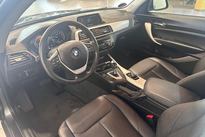 Grå BMW 218i fra 2020