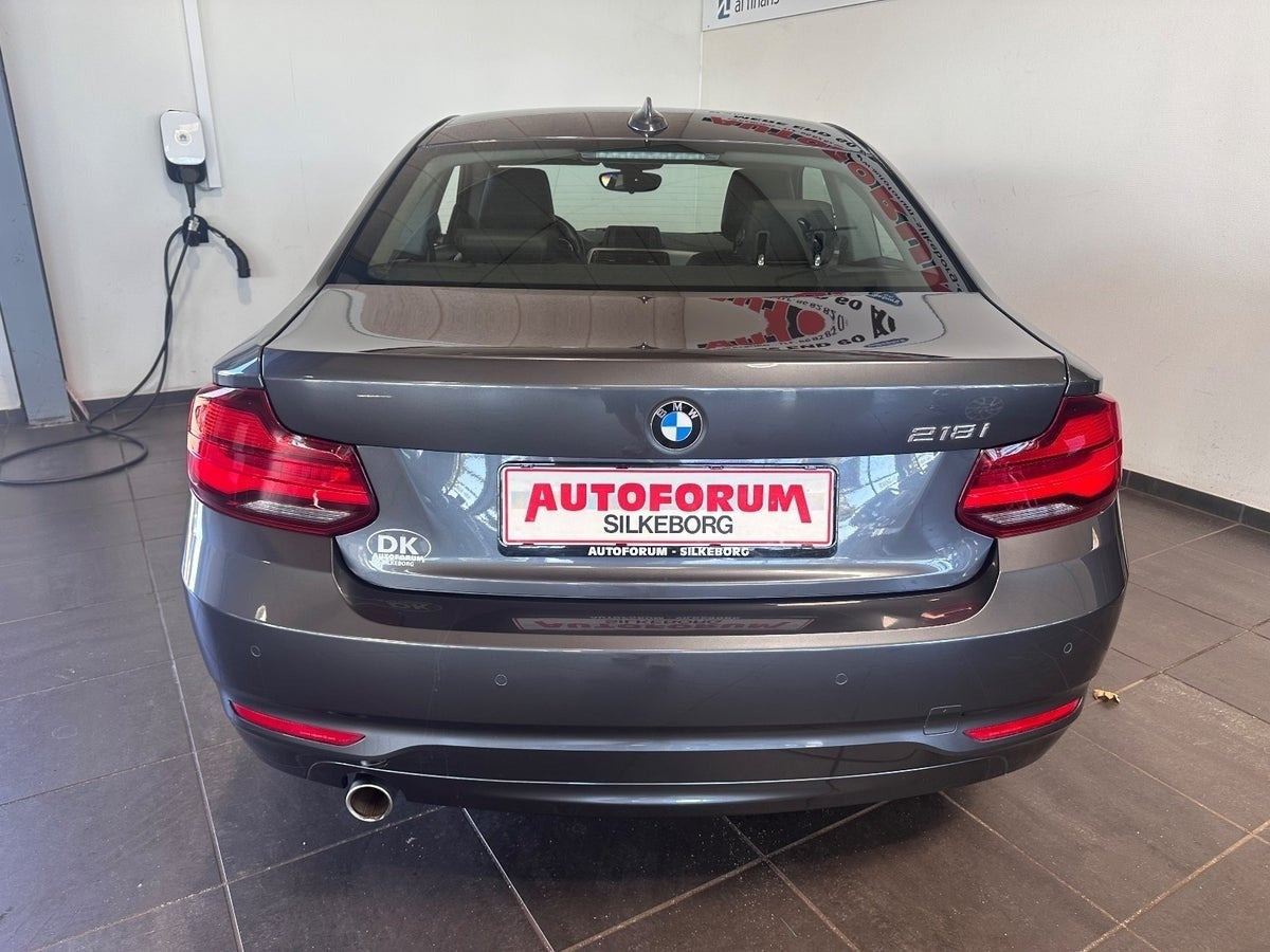 Grå BMW 218i fra 2020