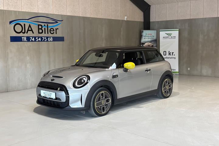 Sølv Mini Cooper SE fra 2023 set udefra