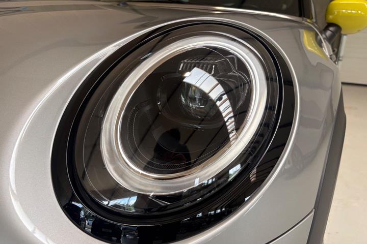 Sølv Mini Cooper SE fra 2023