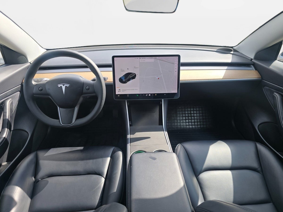 Sort Tesla Model 3 fra 2020