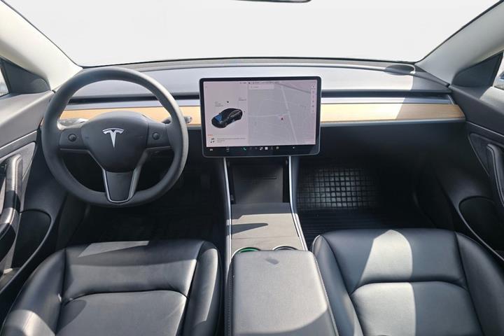 Sort Tesla Model 3 fra 2020