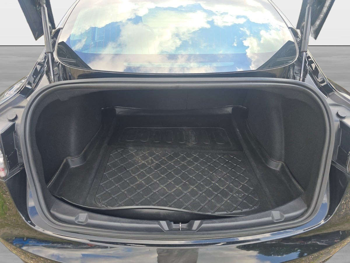 Sort Tesla Model 3 fra 2020