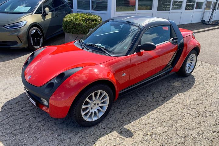 Rød Smart Roadster fra 2004 set udefra