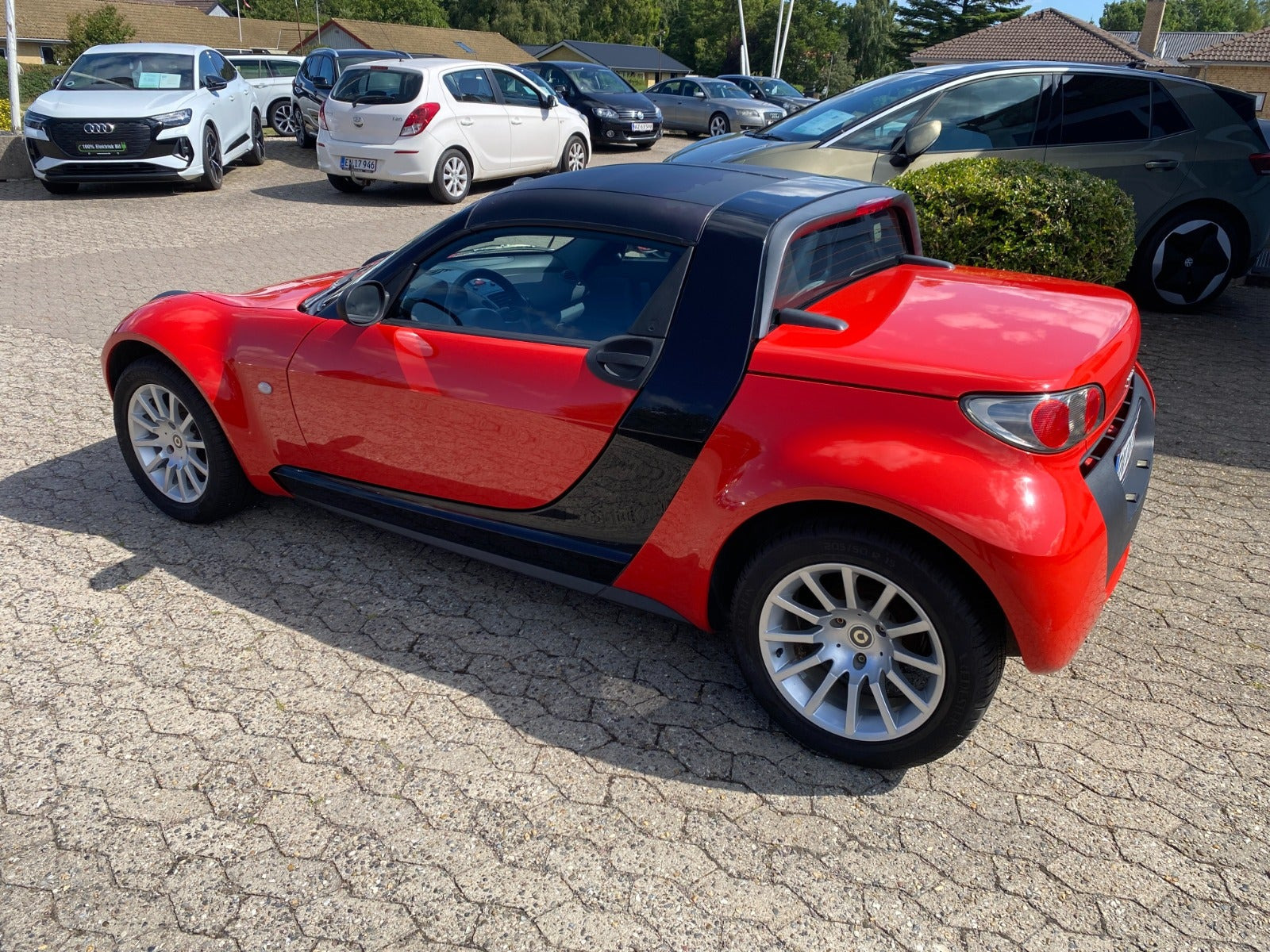 Rød Smart Roadster fra 2004 set udefra
