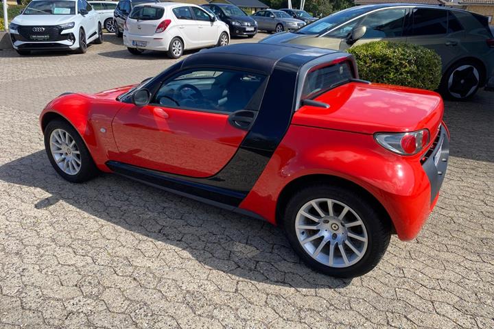 Rød Smart Roadster fra 2004 set udefra