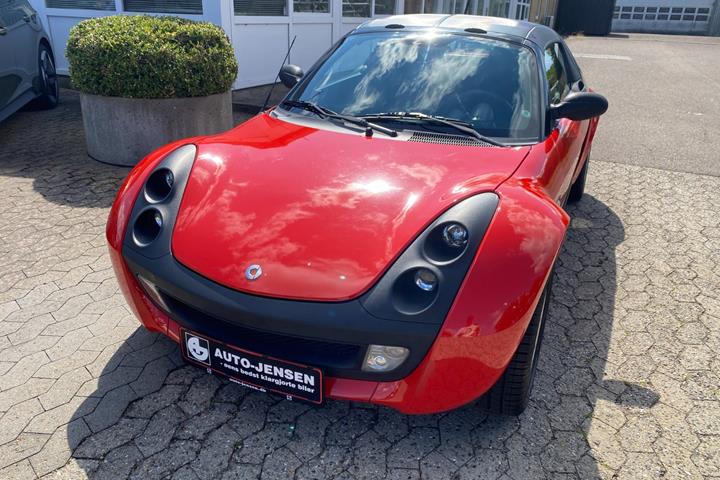 Rød Smart Roadster fra 2004 set udefra