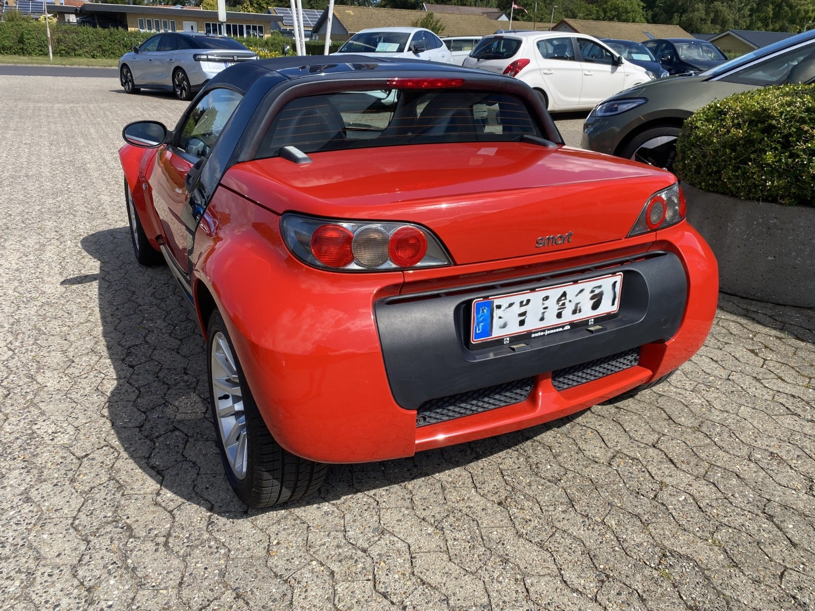 Rød Smart Roadster fra 2004 set udefra