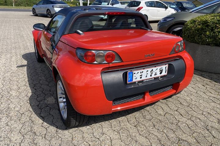 Rød Smart Roadster fra 2004 set udefra