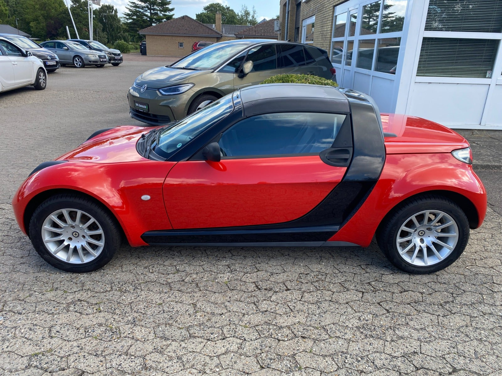 Rød Smart Roadster fra 2004 set udefra