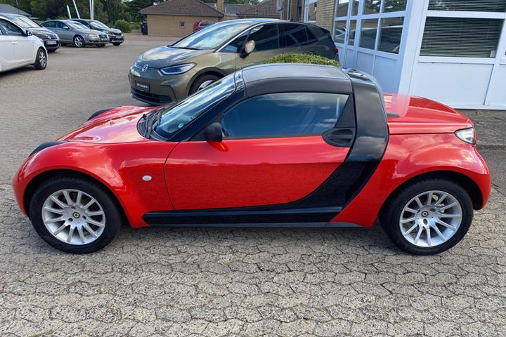 Rød Smart Roadster fra 2004 set udefra