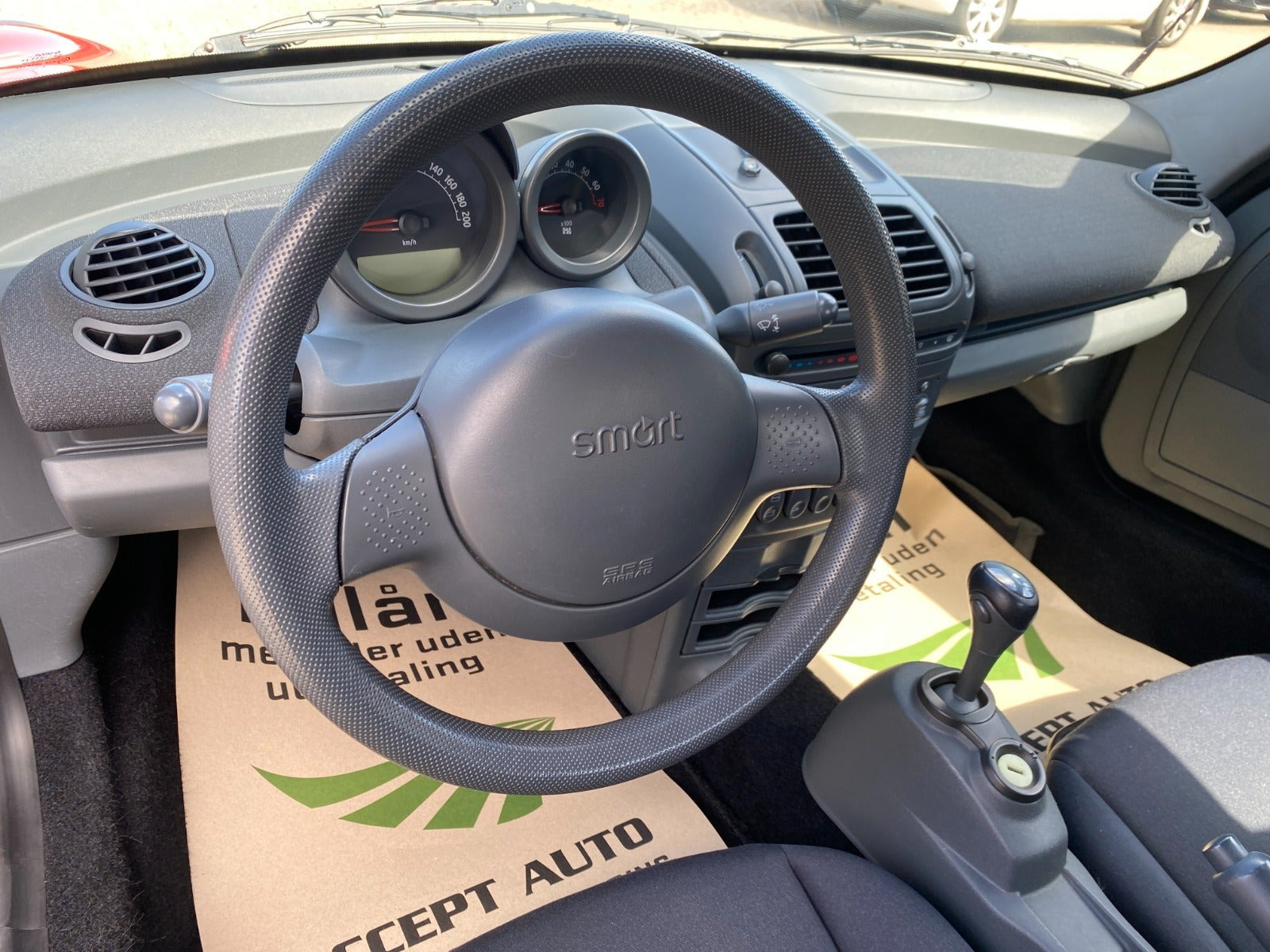 Rød Smart Roadster fra 2004 set indefra