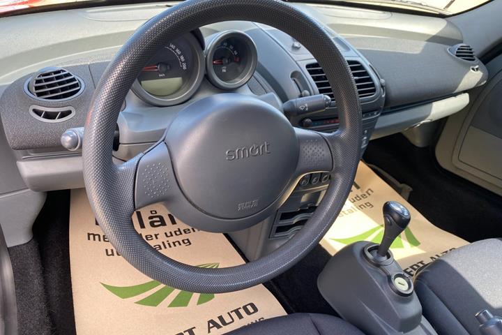 Rød Smart Roadster fra 2004 set indefra