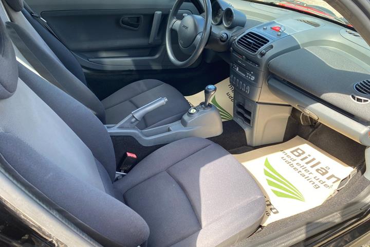 Rød Smart Roadster fra 2004 set indefra