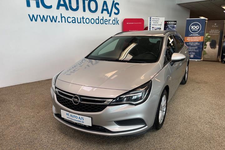 Sølv Opel Astra fra 2019 set udefra